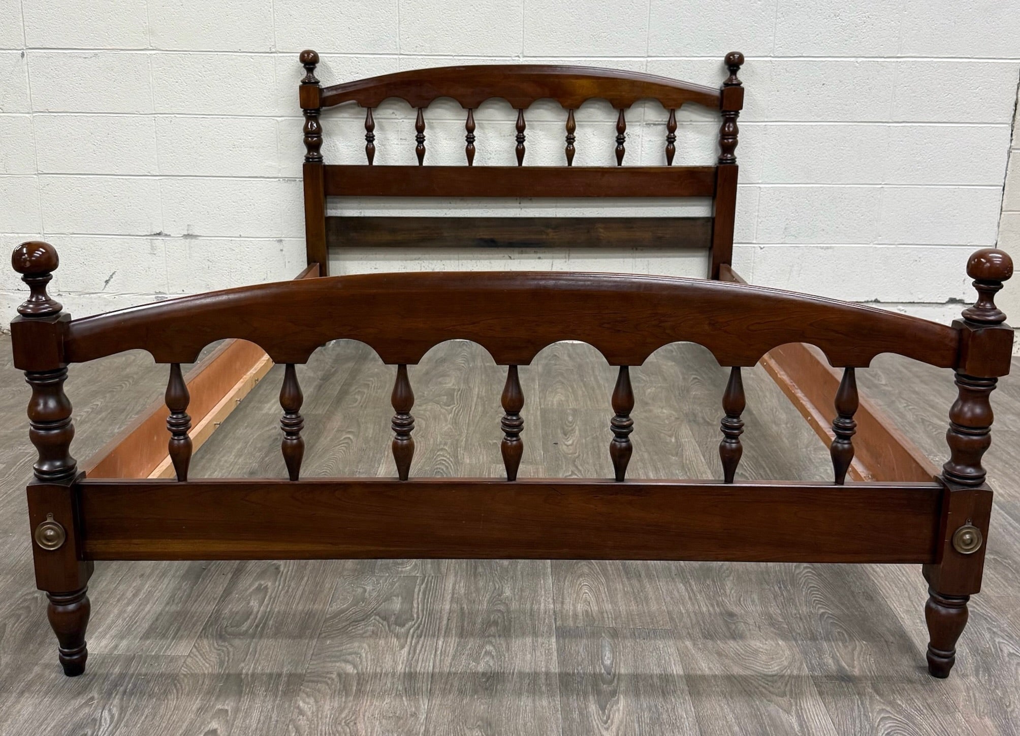 Vintage Full Size Colonial Revival Spindle Bed