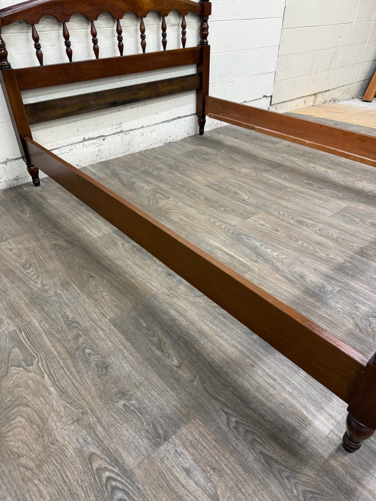 Vintage Full Size Colonial Revival Spindle Bed