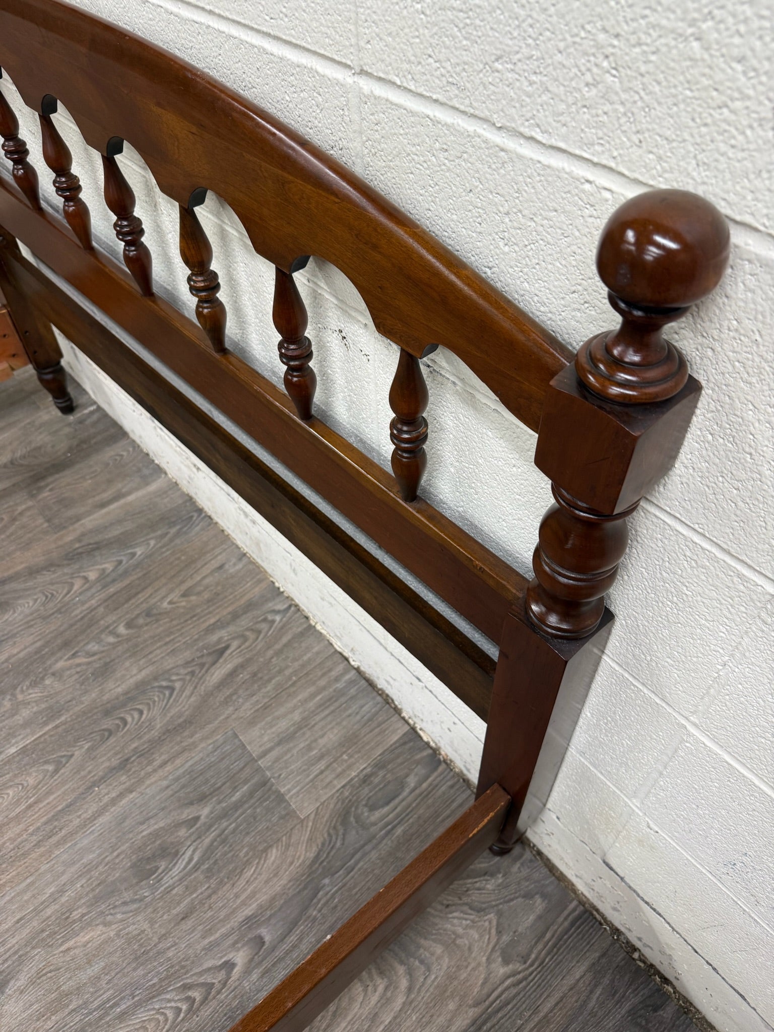 Vintage Full Size Colonial Revival Spindle Bed