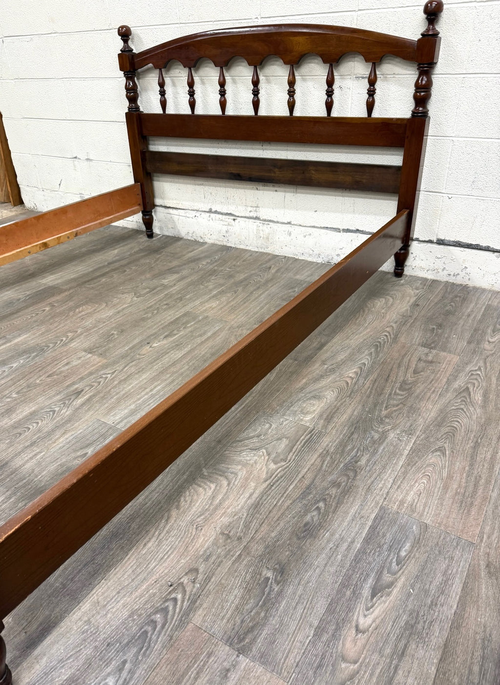 Vintage Full Size Colonial Revival Spindle Bed