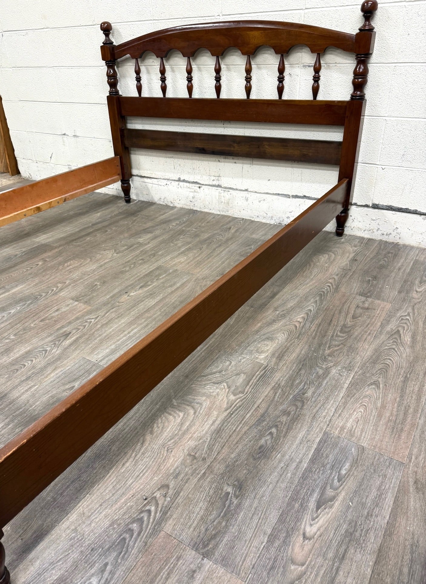 Vintage Full Size Colonial Revival Spindle Bed