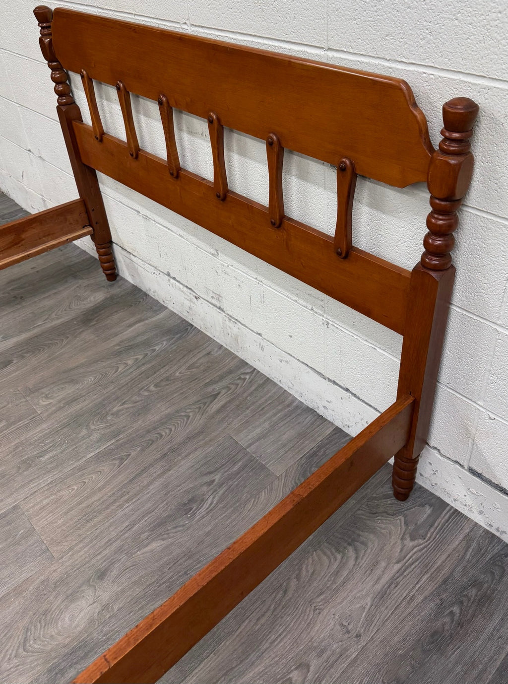 Vintage Full Size Early American Colonial Style Maple Spindle Low Poster Bed