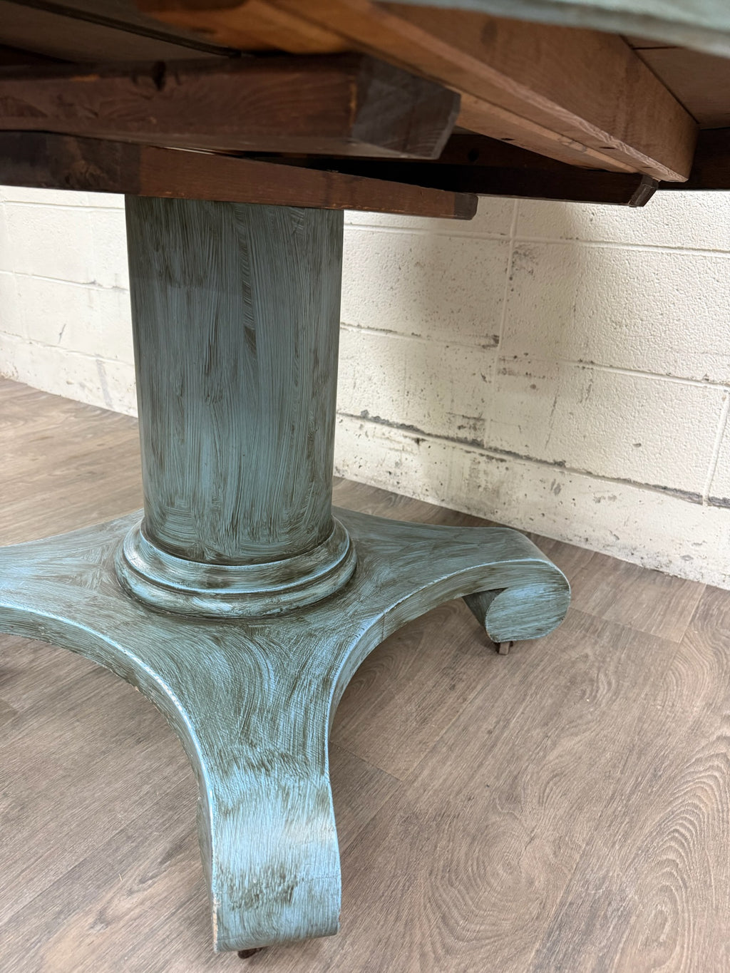 Antique 48 Inch Tiger Oak Round Pedestal Dining Table