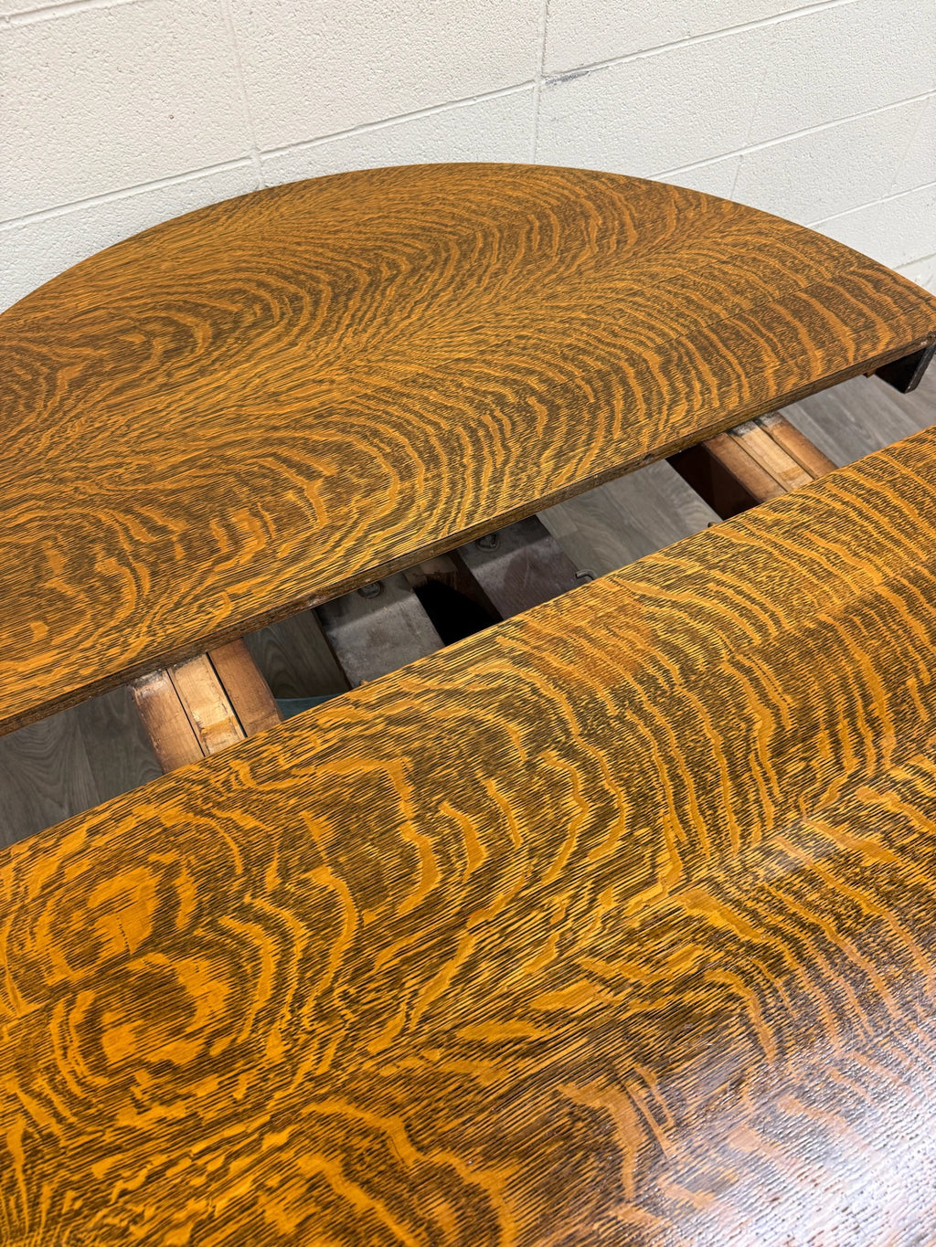 Antique 48 Inch Tiger Oak Round Pedestal Dining Table