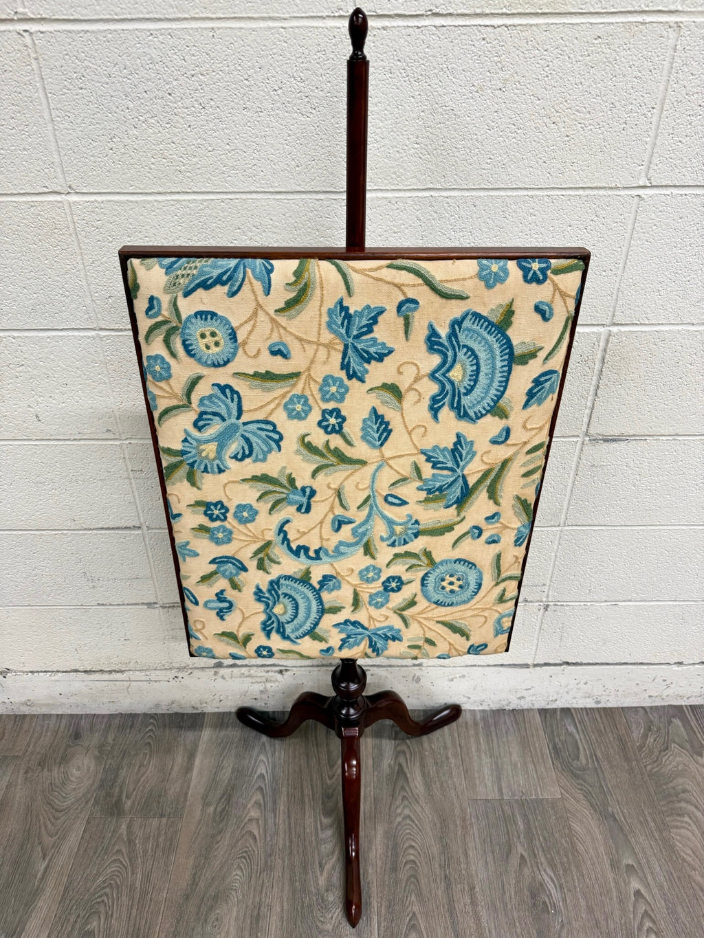 Vintage Queen Anne Style Adjustable Needlepoint Embroidered Fire Screen