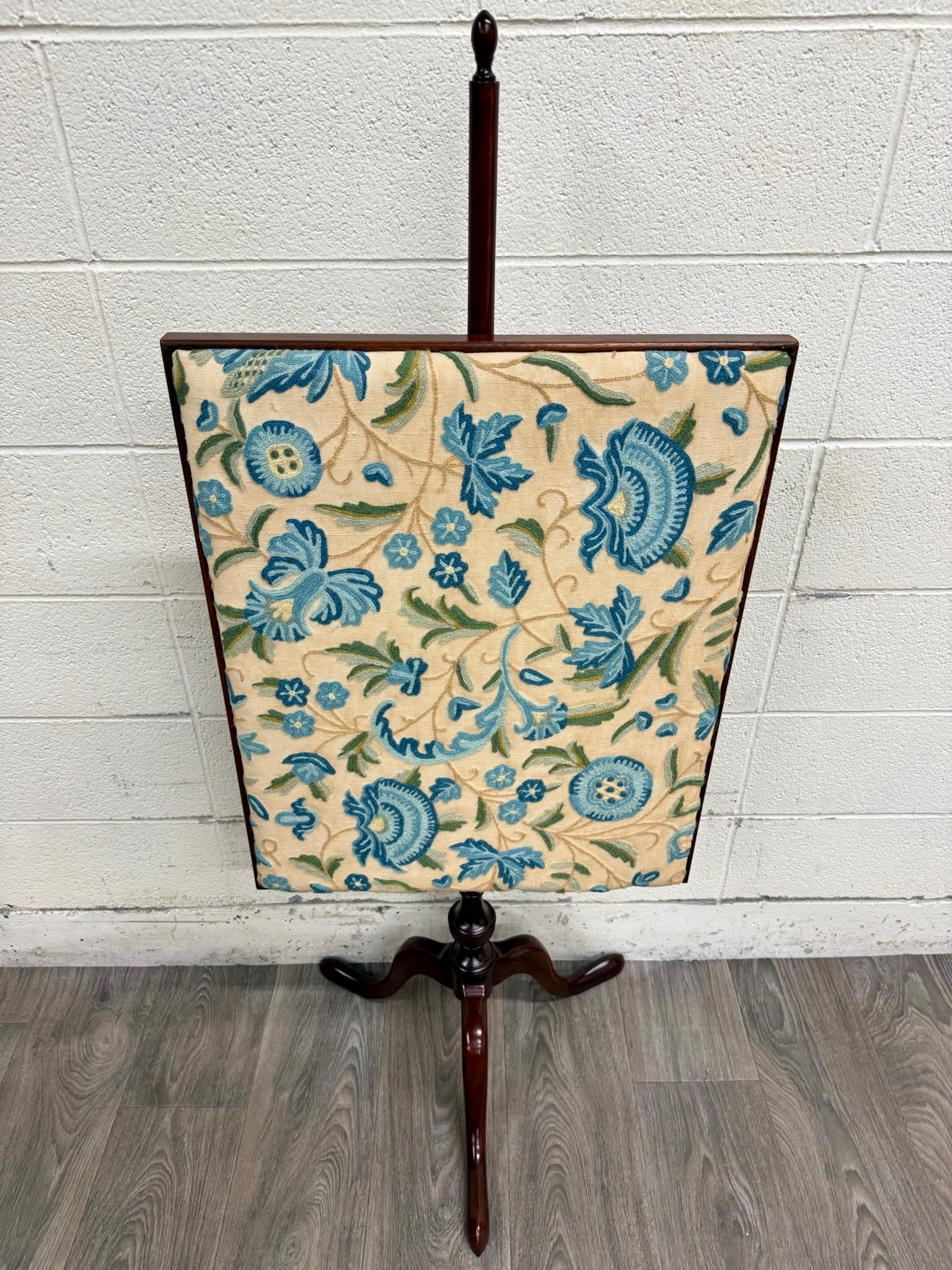 Vintage Queen Anne Style Adjustable Needlepoint Embroidered Fire Screen