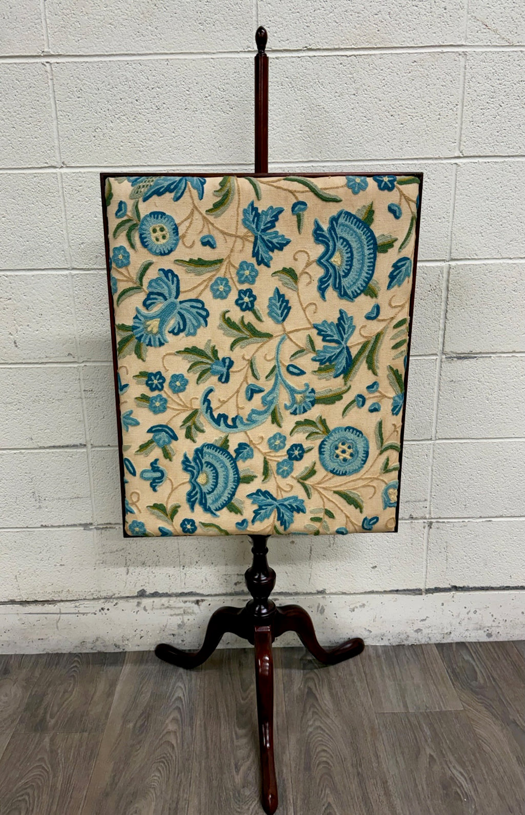 Vintage Queen Anne Style Adjustable Needlepoint Embroidered Fire Screen