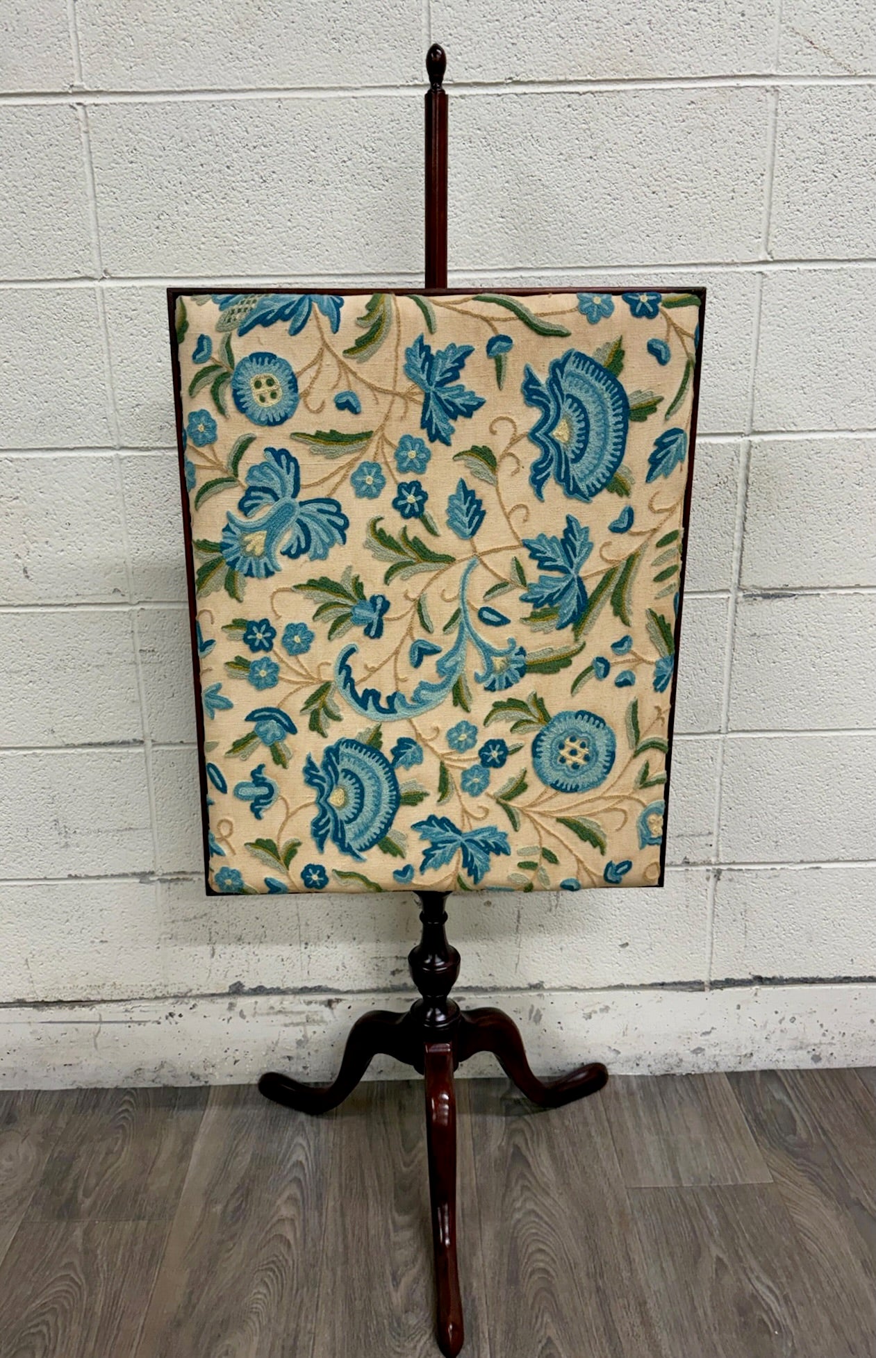 Vintage Queen Anne Style Adjustable Needlepoint Embroidered Fire Screen