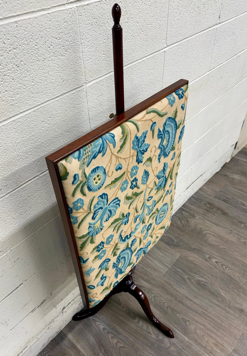 Vintage Queen Anne Style Adjustable Needlepoint Embroidered Fire Screen