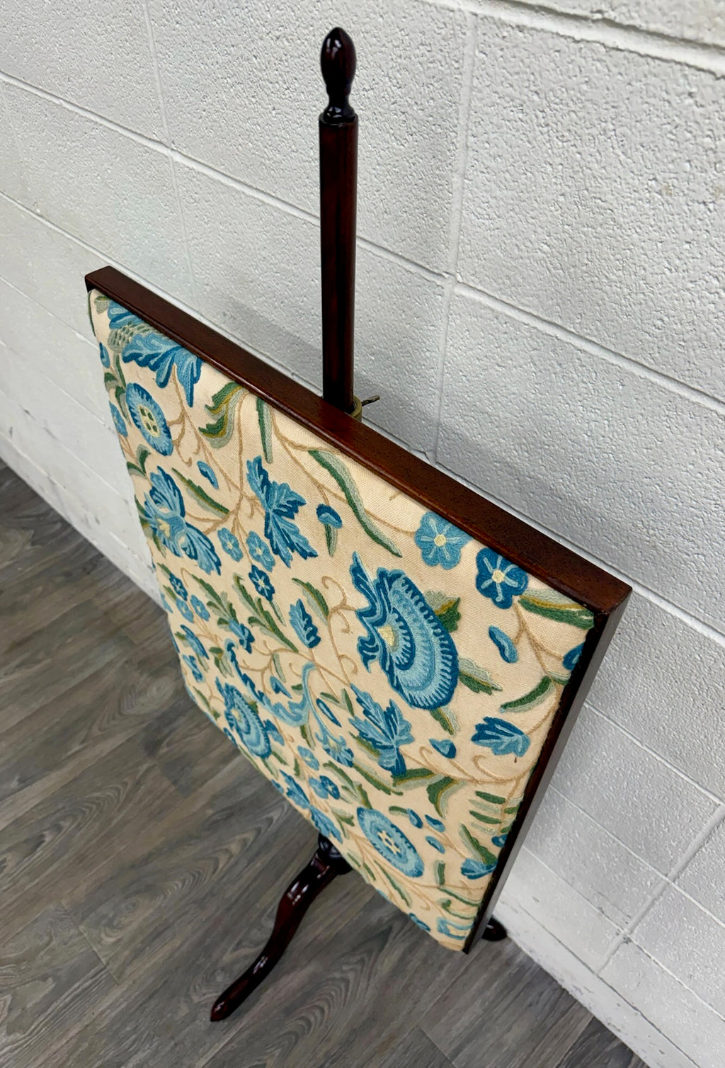 Vintage Queen Anne Style Adjustable Needlepoint Embroidered Fire Screen