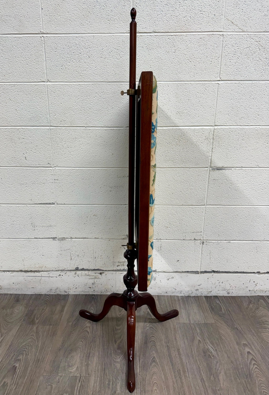 Vintage Queen Anne Style Adjustable Needlepoint Embroidered Fire Screen