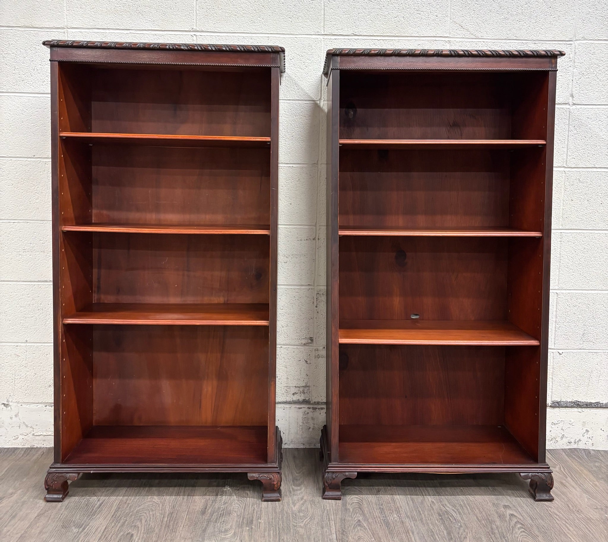 Vintage Traditional English Georgian Style Mahogany Finish Bookcase Pair