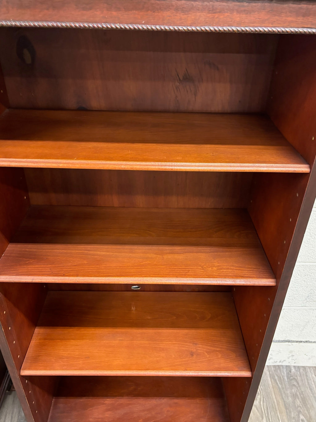 Vintage Traditional English Georgian Style Mahogany Finish Bookcase Pair
