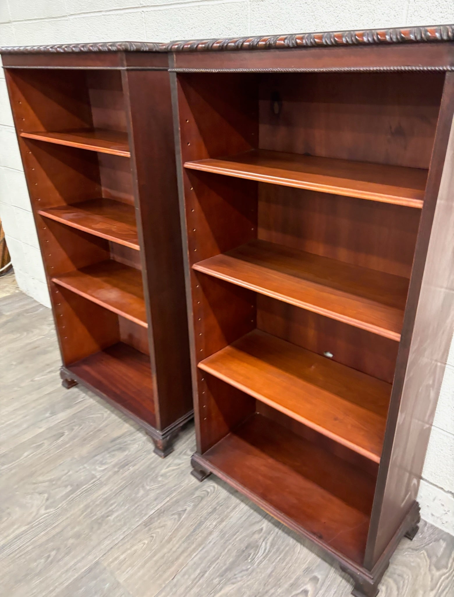 Vintage Traditional English Georgian Style Mahogany Finish Bookcase Pair