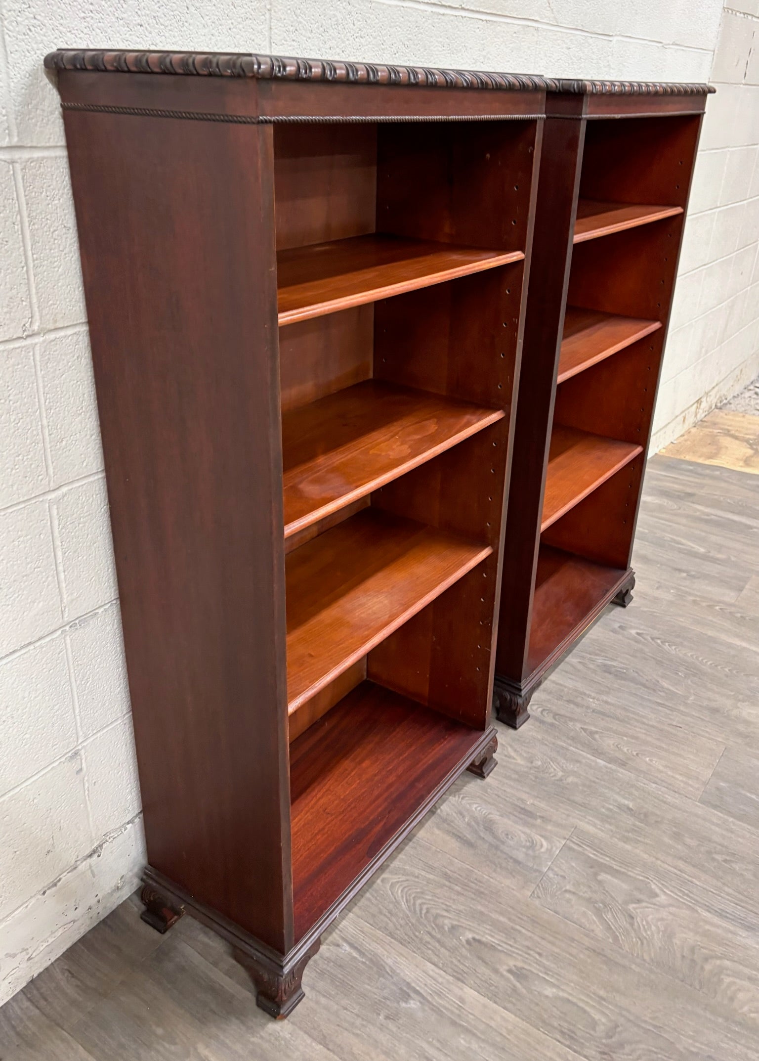 Vintage Traditional English Georgian Style Mahogany Finish Bookcase Pair