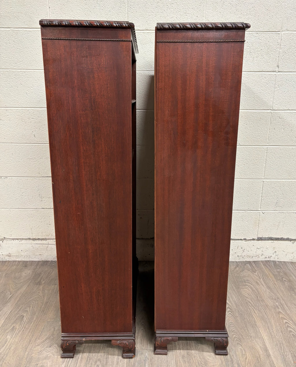 Vintage Traditional English Georgian Style Mahogany Finish Bookcase Pair