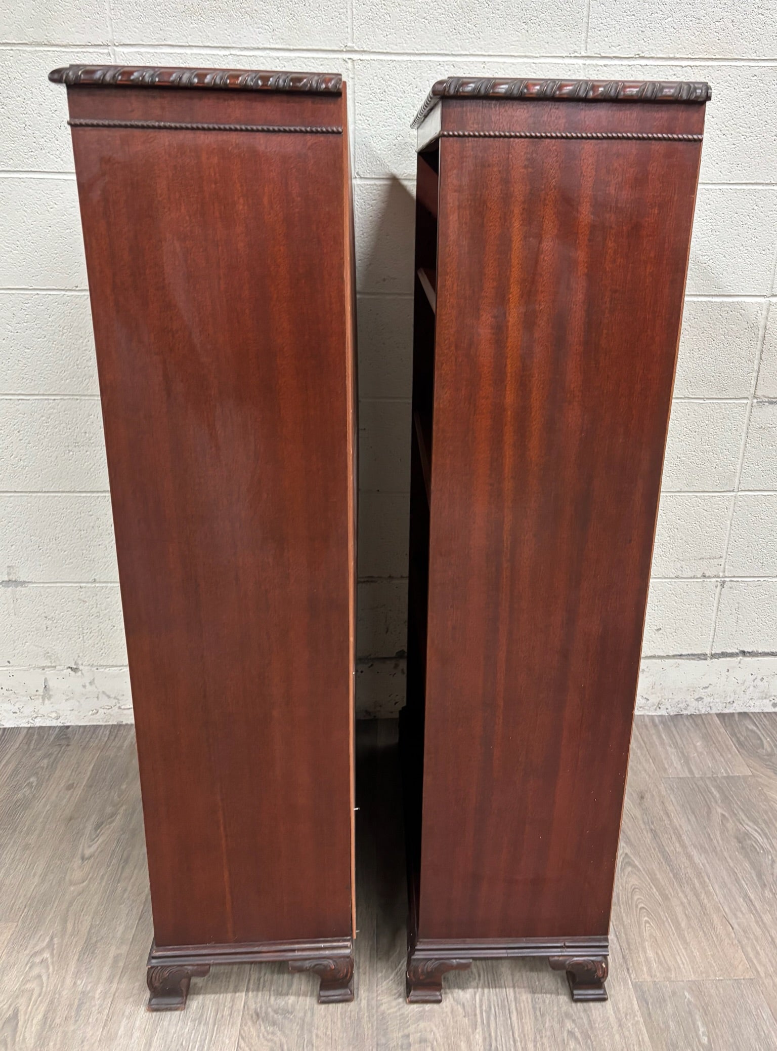 Vintage Traditional English Georgian Style Mahogany Finish Bookcase Pair