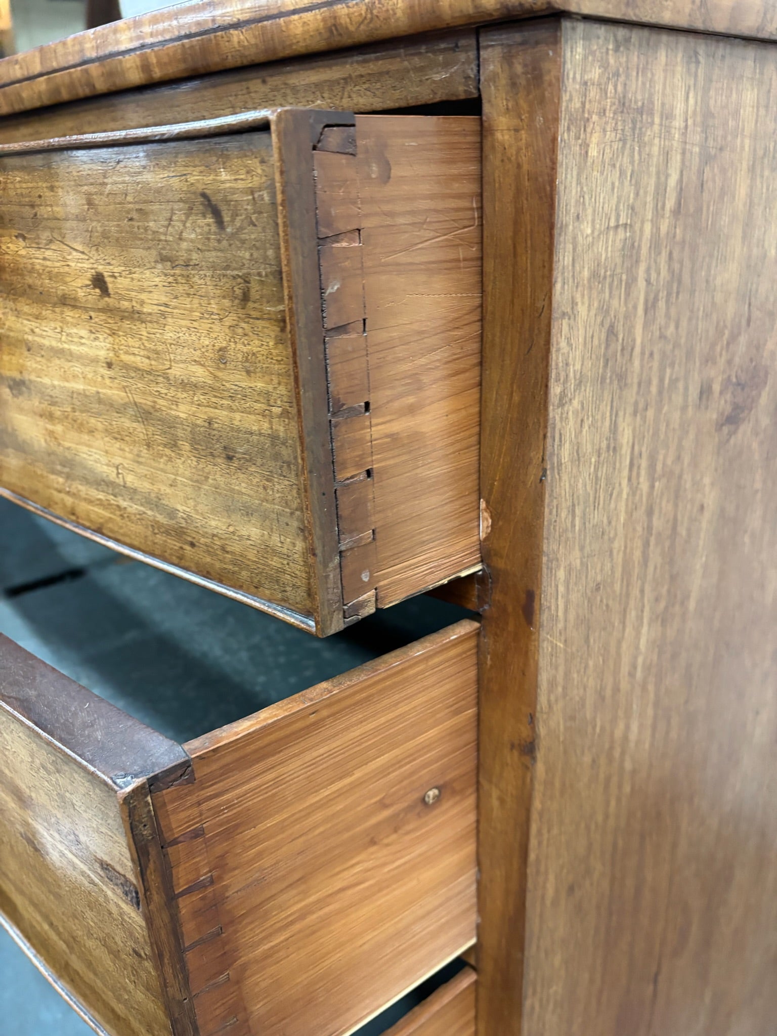 Antique Federal / Hepplewhite Style Bowfront Mahogany Chest of Drawers